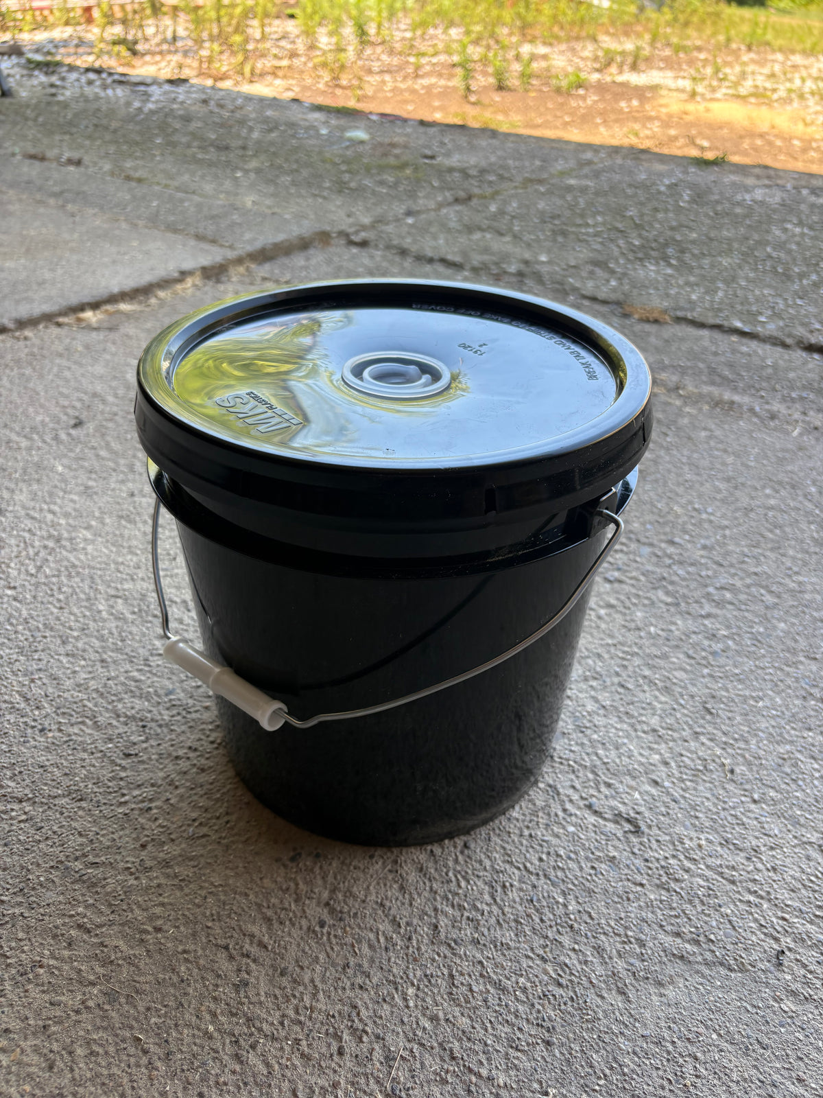 2 Gallon Bucket Feeder